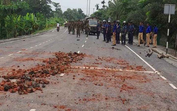 গোপালগঞ্জে অবরোধ, নিষিদ্ধ আ.লীগ-ছাত্রলীগের ৭ নেতা ধরা