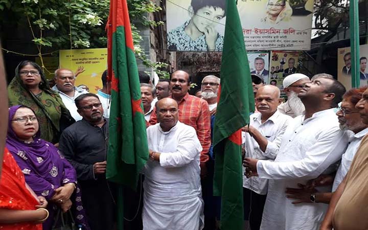 আ.লীগের প্রতিষ্ঠাবার্ষিকীতে পাবনায় বৃক্ষ বিতরণ ও ফুলেল শুভেচ্ছা