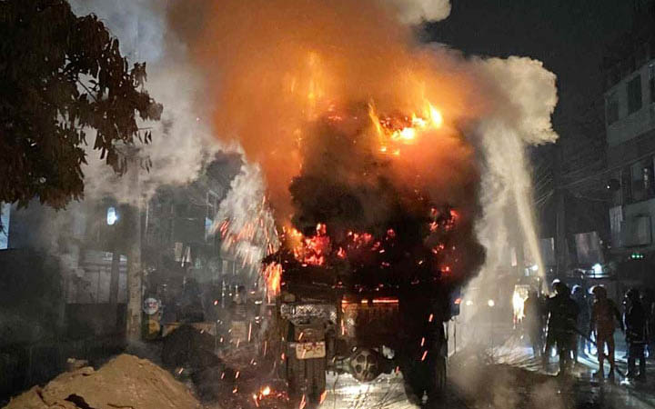 পাটখড়িবোঝাই ট্রাকে দুর্বৃত্তদের আগুন