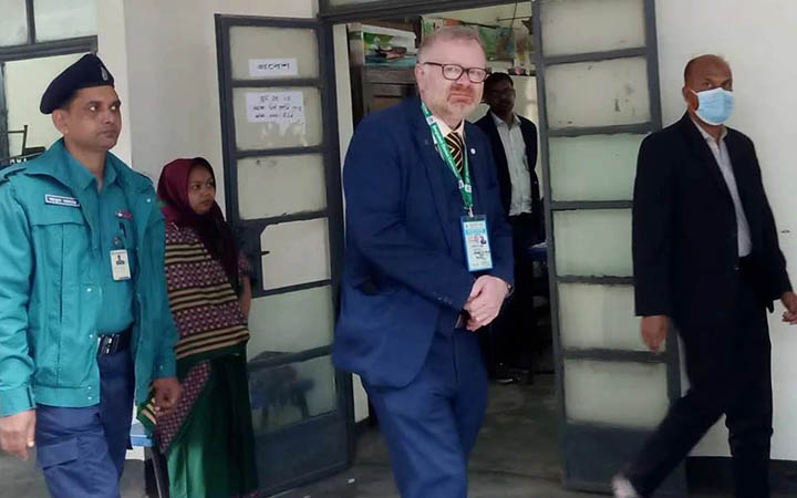 ভোট পর্যবেক্ষণ করছেন যুক্তরাজ্য পার্লামেন্টের সদস্য মার্টিন দে