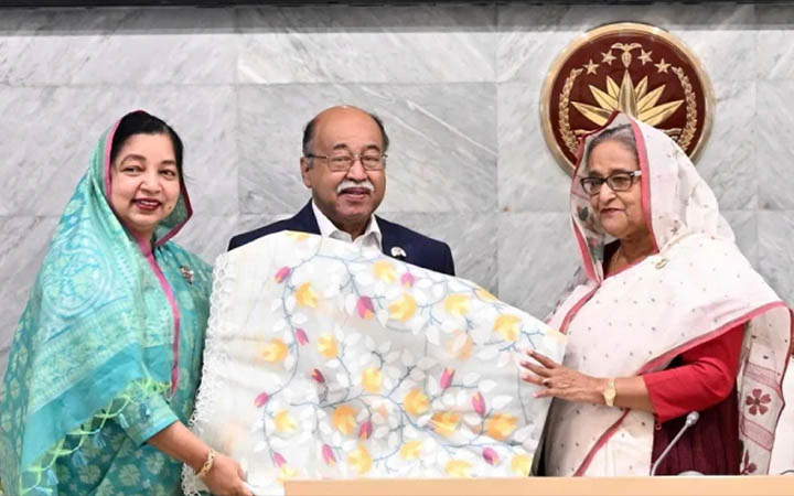 প্রধানমন্ত্রীর কাছে ৩ পণ্যের জিআই সনদ হস্তান্তর