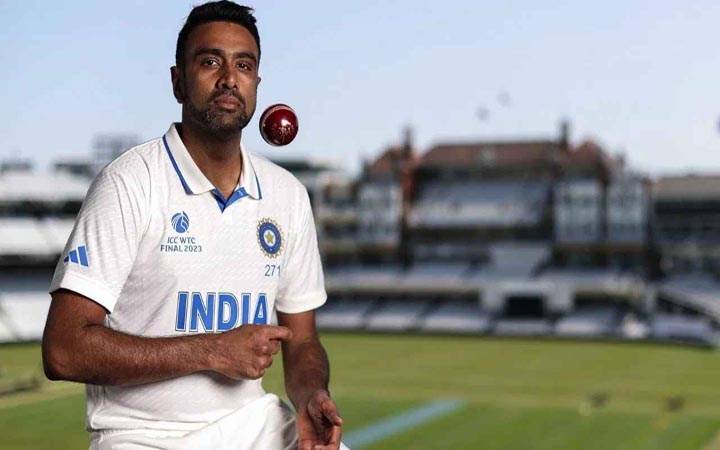 ধর্মশালায় মাইলফলকের সামনে অশ্বিন