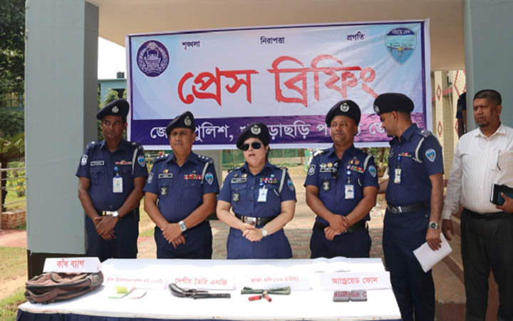 মাটিরাঙ্গায় পুলিশি অভিযানে দেশীয় অস্ত্র ও গুলিসহ গ্রেফতার ১