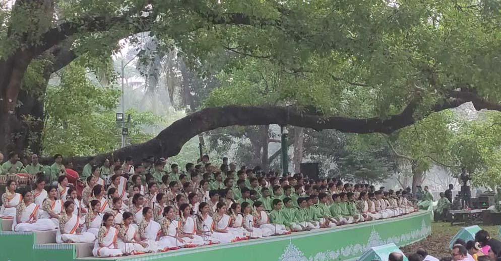 আহির ভৈরব রাগে বাঁশির সুরে বর্ষবরণ শুরু রমনার বটমূলে