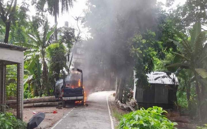 গোপালগঞ্জে পুলিশের গাড়িতে আগুন দিলো নিষিদ্ধ ছাত্রলীগ