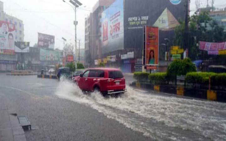 প্রবল বৃষ্টি আর জলাবদ্ধতায় নাকাল খুলনাবাসী