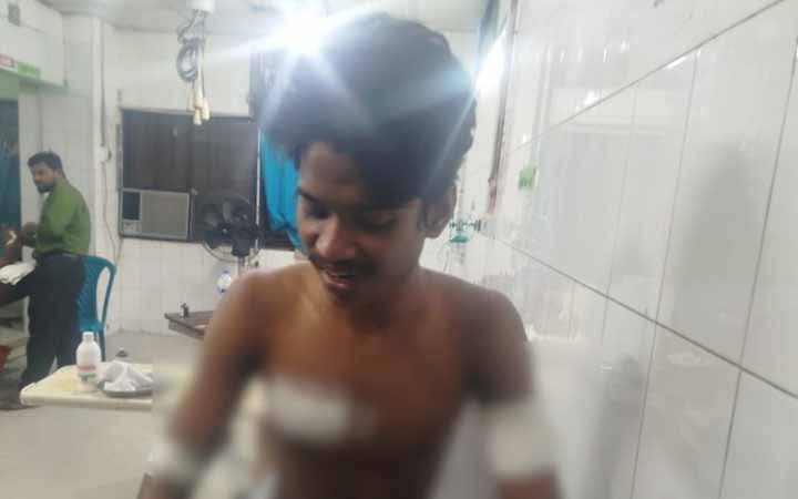 দিনে-দুপুরে ছুরি মেরে বিশ্ববিদ্যালয় শিক্ষার্থীর সেমিস্টার ফি ও মোবাইল ছিনতাই