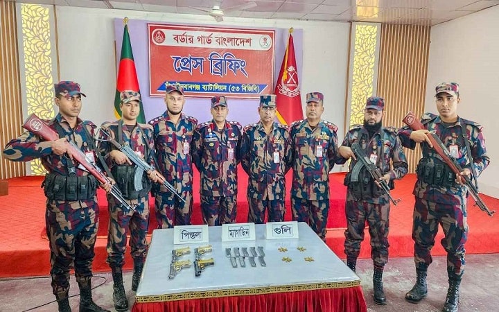 চাঁপাইনবাবগঞ্জ সীমান্ত থেকে বিদেশি অস্ত্র উদ্ধার