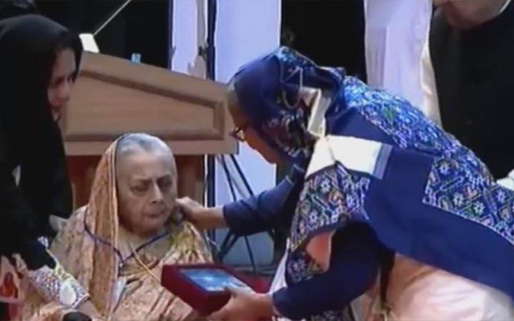 একুশে পদক তুলে দিলেন প্রধানমন্ত্রী