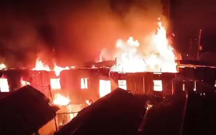 নবাবপুরে আগুন নিয়ন্ত্রণে যোগ দিলো সেনাবাহিনী