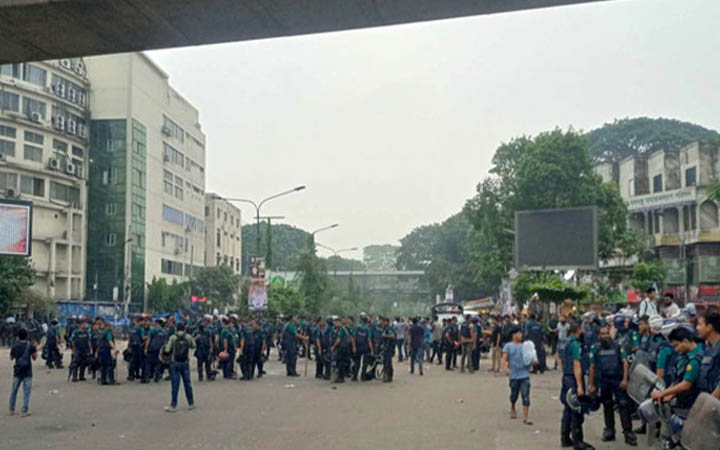 রাজধানীতে পুলিশের সতর্ক অবস্থান