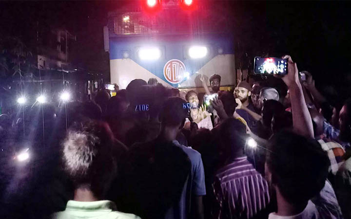 অরক্ষিত রেলগেটে পা হারালেন অটোচালক