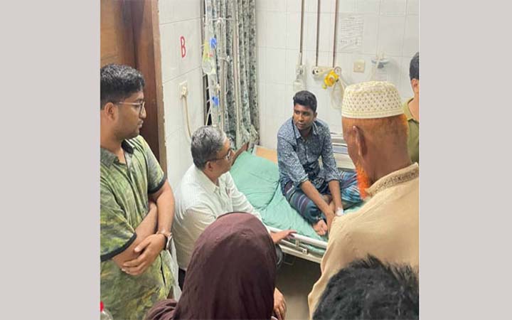 নির্যাতিত ছাত্রলীগ নেতা নাইমকে দেখতে হাসপাতালে বাহাউদ্দিন নাছিম
