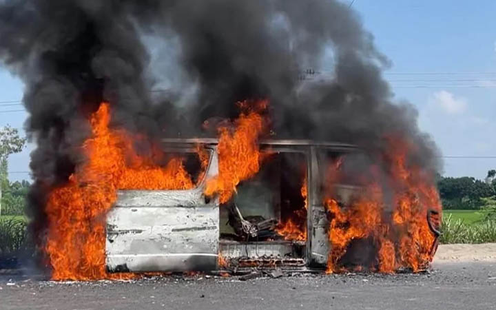 নাটোরে মহাসড়কে গাড়ি ভাঙচুর ও অগ্নিসংযোগ