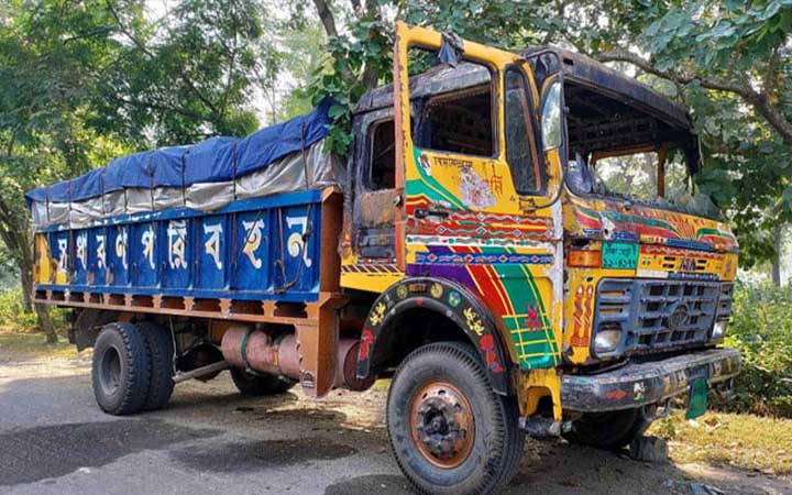 সিরাজগঞ্জে মহাসড়কে পণ্যবাহী ট্রাকে আগুন