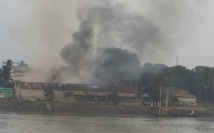 খুলনায় পাটের গুদামে ভয়াবহ আগুন, নিয়ন্ত্রণে ৬ ইউনিট