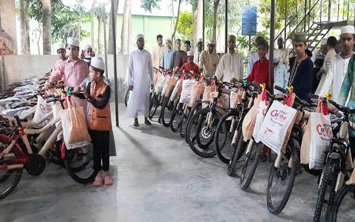 ৪০ দিন জামাতে নামাজ পড়ে সাইকেল পেল ৩৩ কিশোর
