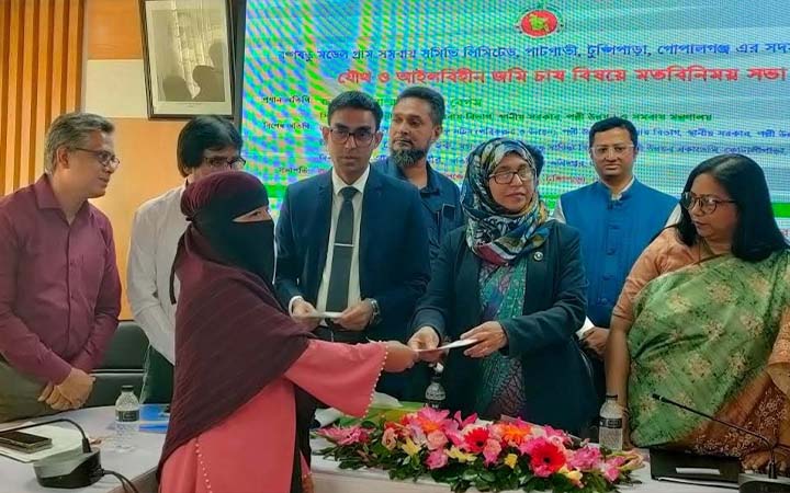 টুঙ্গিপাড়ায় সমবায়ীদের সাবলম্বী করতে ৭০ লাখ টাকার চেক বিতরণ