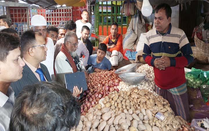 মূল্যবৃদ্ধির ৫ দিন পর খুলনায় পেঁয়াজ বাজারে অভিযান
