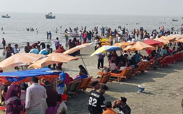 কুয়াকাটা সৈকতে পর্যটকদের ঢল