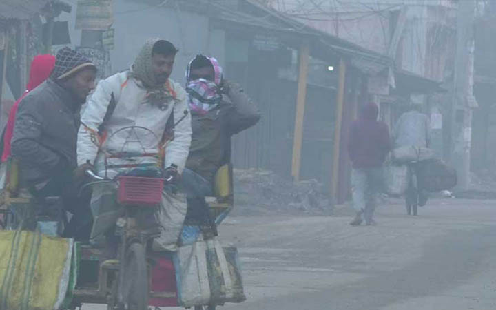 শীতে কাঁপছে নওগাঁ, তাপমাত্রা ১২ দশমিক ৫ ডিগ্রি