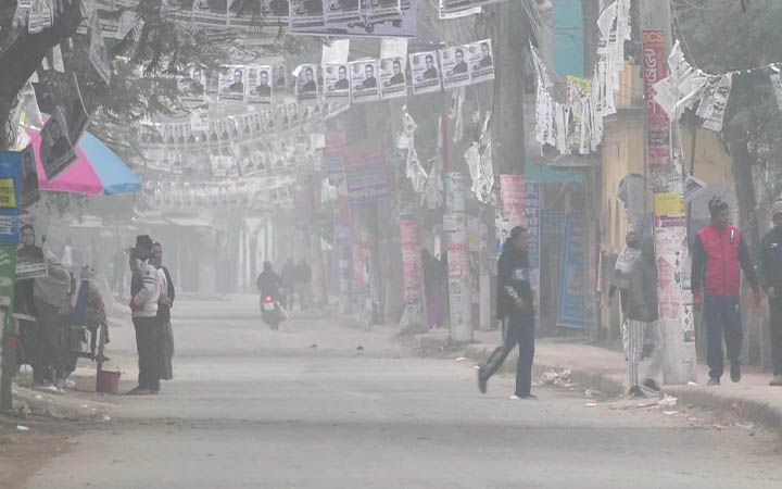 ঠান্ডা বাতাসে কনকনে শীত পড়েছে নওগাঁয়