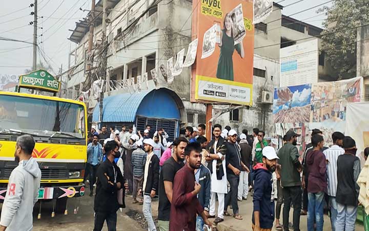 মিছিল নিয়ে শেখ হাসিনার সমাবেশে আসছেন নেতাকর্মীরা