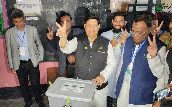 ভোট দিলেন পররাষ্ট্রমন্ত্রী, পরিবেশ নিয়ে সন্তোষ প্রকাশ