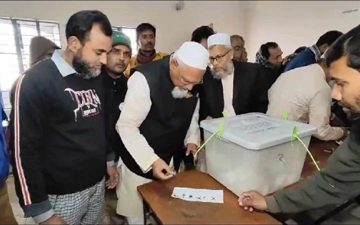 প্রকাশ্যে ভোট দিলেন ধর্ম প্রতিমন্ত্রী