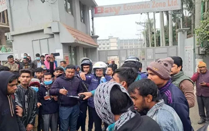গাজীপুরে পোশাক শ্রমিকদের অবরোধ