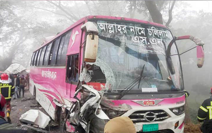 বাস-মাইক্রোবাস মুখোমুখি সংঘর্ষ, প্রাণ গেল ২ জনের