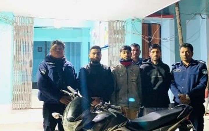 নোয়াখালীতে চোরাই মোটরসাইকেলসহ গ্রেপ্তার-২