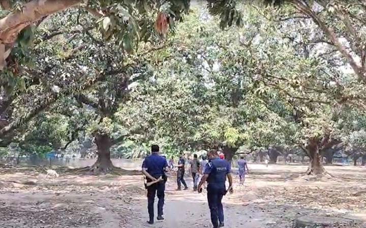 চাঁপাইনবাবগঞ্জে দুই গ্রুপের বিরোধে ২০টি বোমা বিস্ফোরণ, এলাকাজুড়ে আতঙ্ক