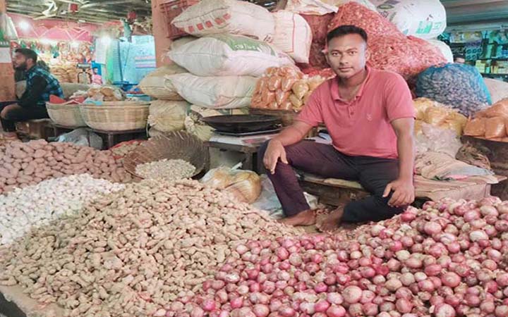 হিলিতে কমেছে পেঁয়াজ-কাঁচা মরিচের দাম