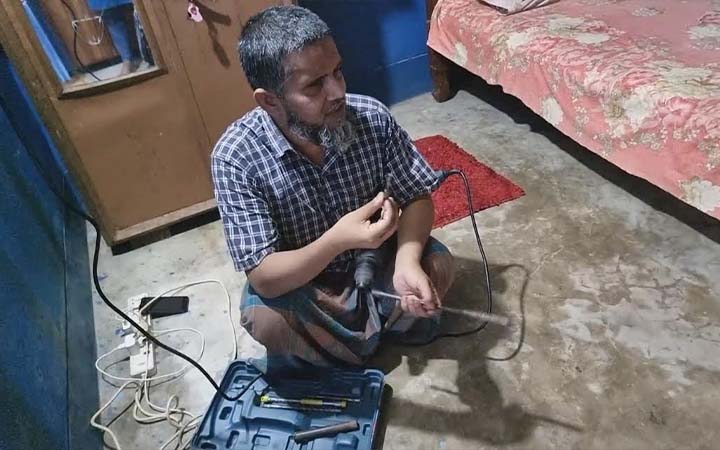 জন্মান্ধ করল ২শতাধিক ঘরের ইলেকট্রিক কাজ