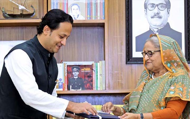 প্রধানমন্ত্রীর কাছে এসএসসির ফল হস্তান্তর