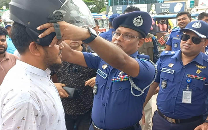 চাঁদপুরে ‘নো হেলমেট নো ফুয়েল’ কার্যক্রম শুরু