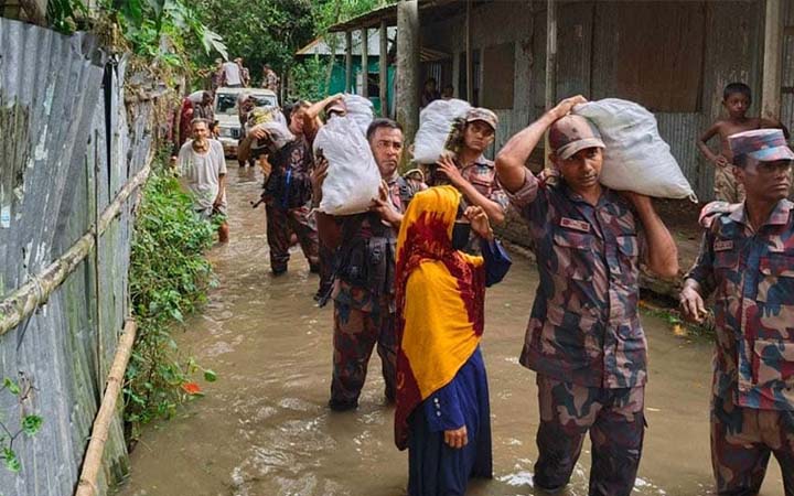 বন্যাদুর্গতদের পাশে বিজিবি, এ পর্যন্ত ৪০৭১৬ পরিবারে ত্রাণ বিতরণ
