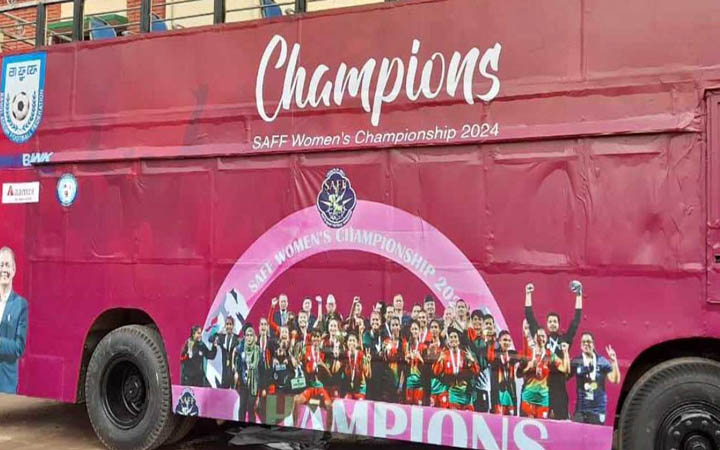 সাফজয়ী ফুটবলারদের জন্য প্রস্তুত ছাদখোলা বাস