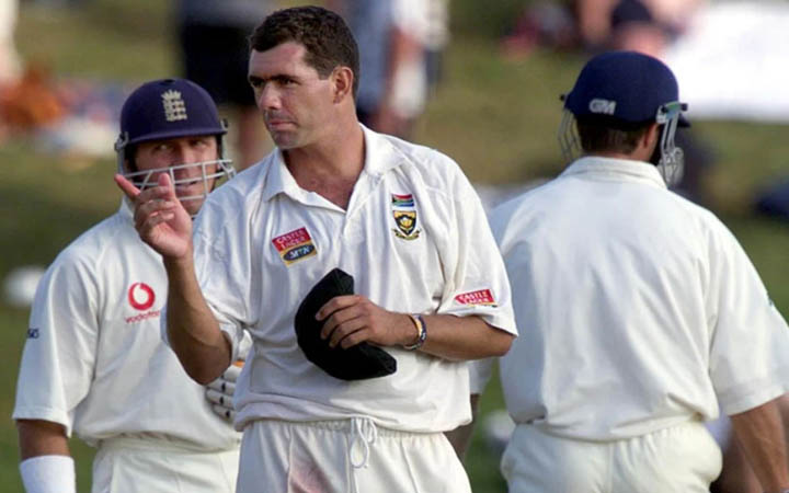 ১৮১ রানে পিছিয়ে থেকেও ইনিংস ঘোষণা করে মিরাজ ফেরালেন ক্রনিয়ের স্মৃতি