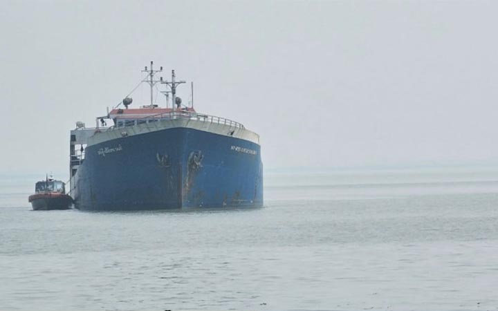 ১৬ দিন পর পণ্যবাহী জাহাজ ছেড়ে দিল আরাকান আর্মি