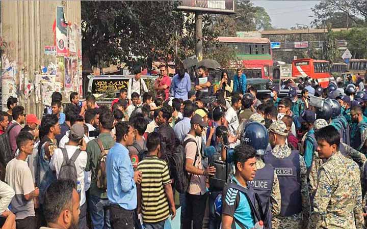 শাহবাগ অবরোধ করে জুলাই বিপ্লবের আহতদের বিক্ষোভ
