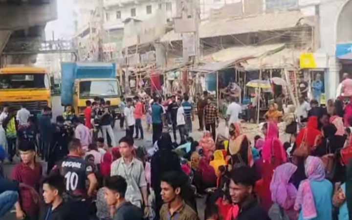 শ্রমিক ছাঁটাইয়ের প্রতিবাদে চট্টগ্রামে সড়ক অবরোধ