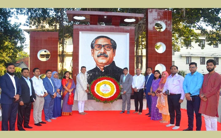বঙ্গবন্ধুর প্রতিকৃতিতে শ্রদ্ধা জানালেন বগুড়া জেলা প্রশাসক