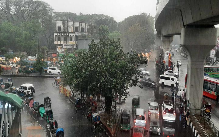 রাজধানীতে হঠাৎ মুষলধারে বৃষ্টি