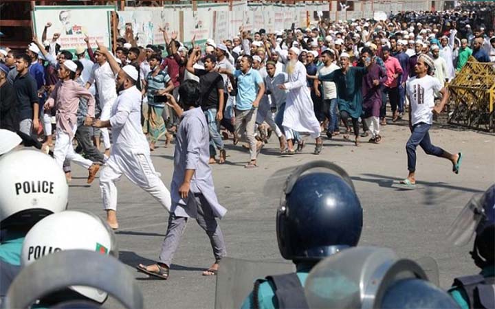 বায়তুল মোকাররমে মুসল্লিদের বিক্ষোভ-উত্তেজনা-সংঘর্ষ