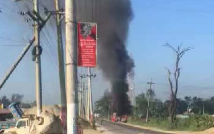 কর্ণফুলীতে বাসে অগ্নি সংযোগ