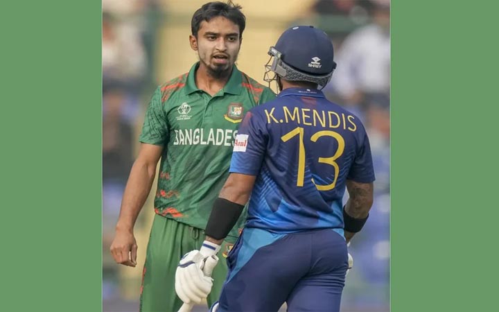 বিশ্বকাপ অভিষেকে প্রথম উইকেট পেলেন তানজিম
