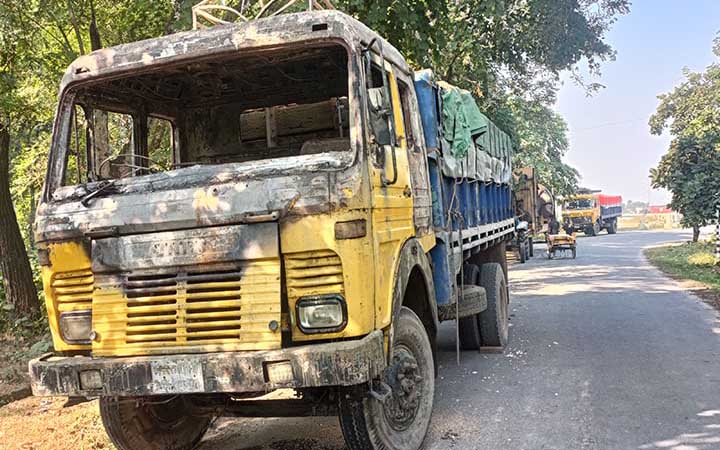 সিরাজগঞ্জের মহাসড়কে মাঝরাতে গমবাহী ট্রাকে আগুন