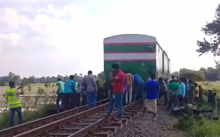 রংপুর এক্সপ্রেসের লাইনচ্যুত বগি ৯ ঘণ্টা পর উদ্ধার